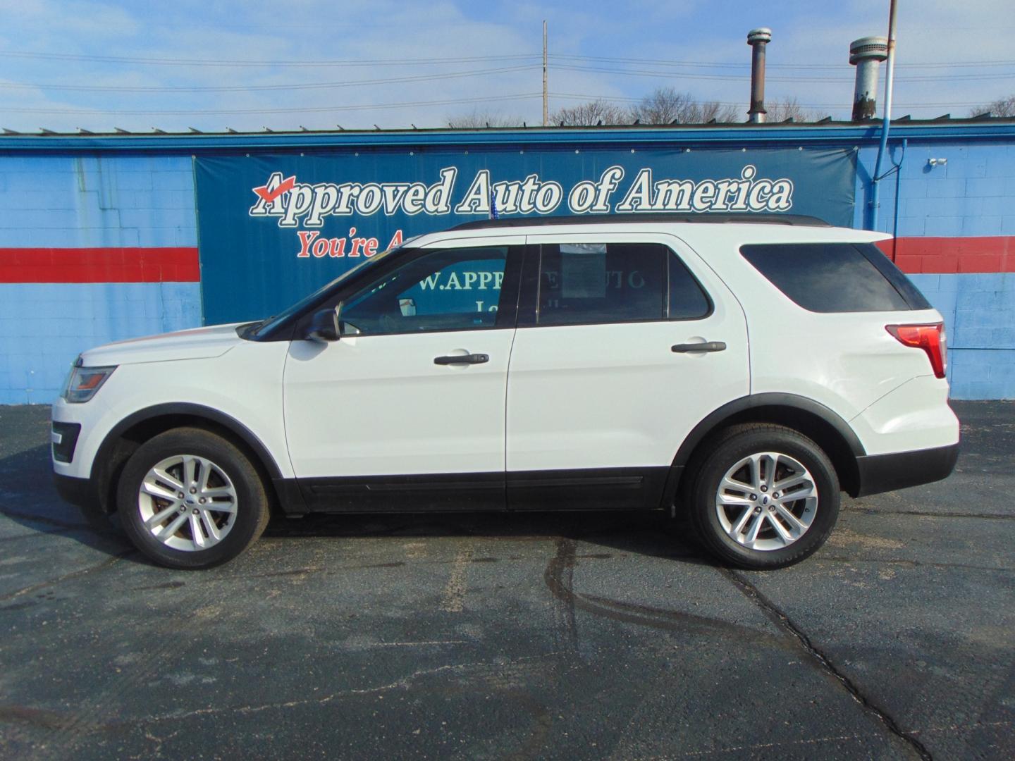 2017 White Ford Explorer (1FM5K8B8XHG) with an V6 3.5 Liter engine, Auto, 6-Spd SelectShift transmission, located at 2105 Dixie Hwy, Louisville, KY, 40210, (502) 772-3333, 38.220932, -85.795441 - Photo#0